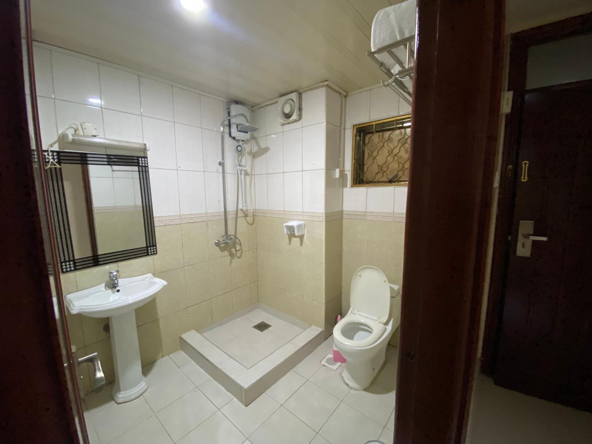 La Grande Hotel Kampala Dış mekan fotoğraf
