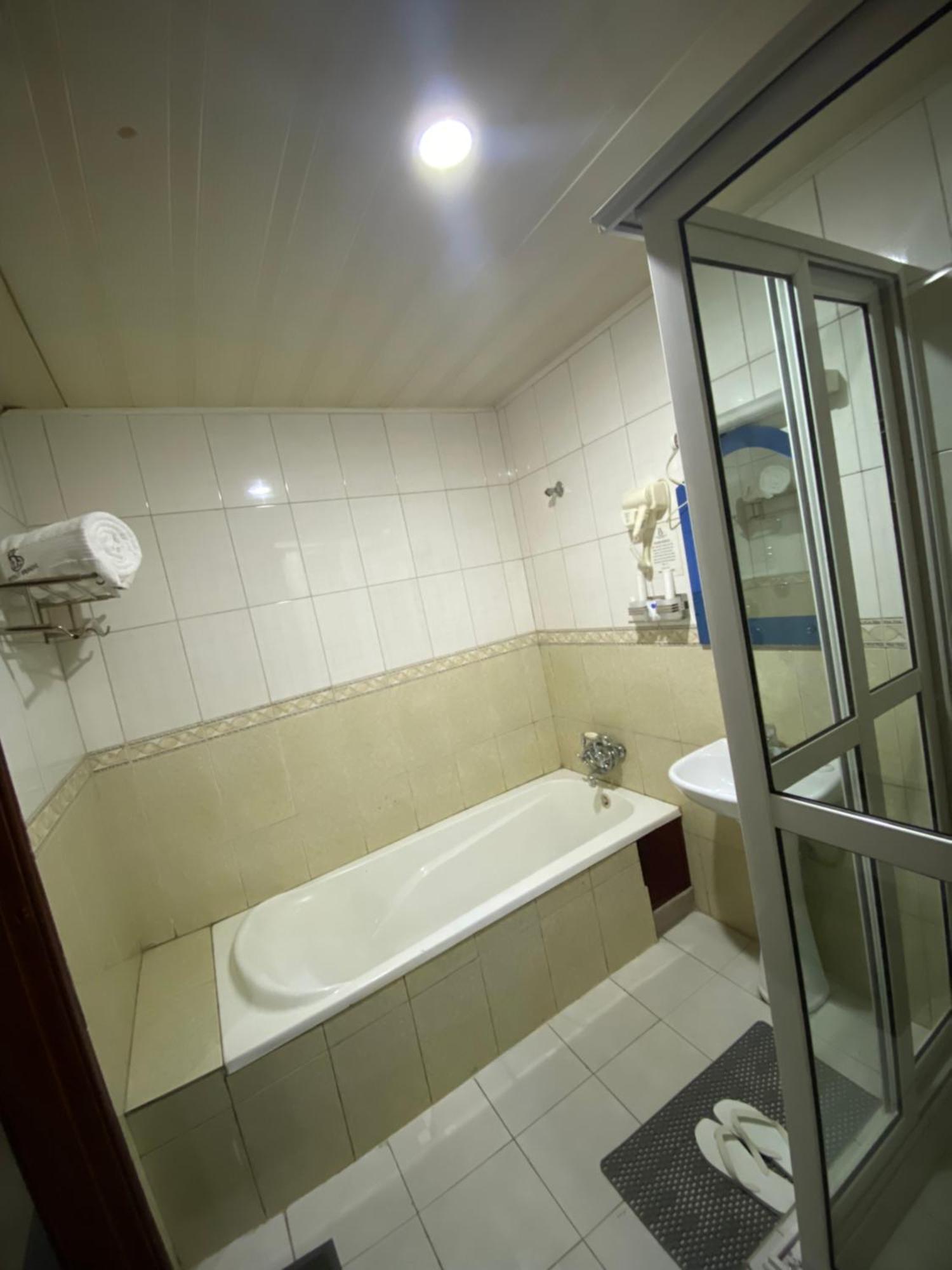 La Grande Hotel Kampala Dış mekan fotoğraf