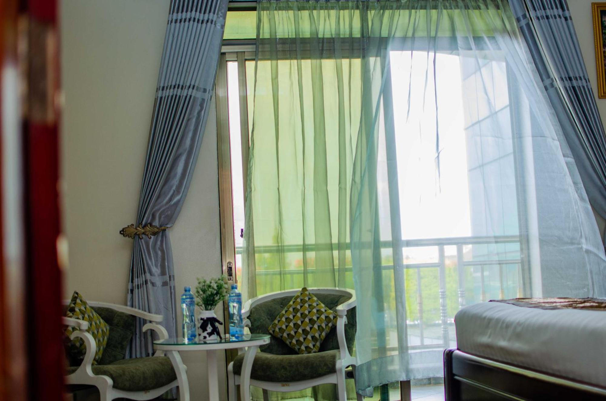 La Grande Hotel Kampala Dış mekan fotoğraf