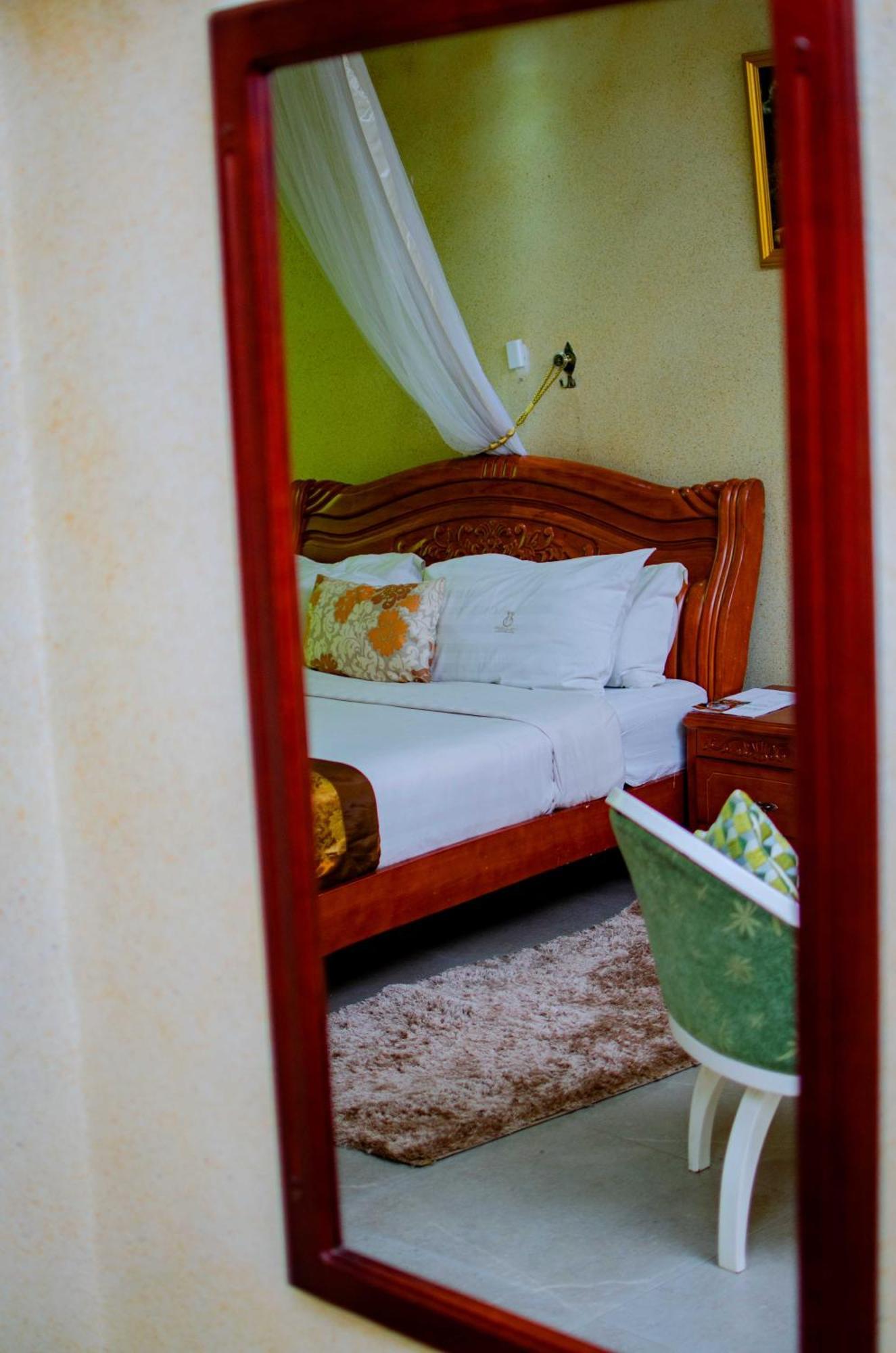 La Grande Hotel Kampala Dış mekan fotoğraf