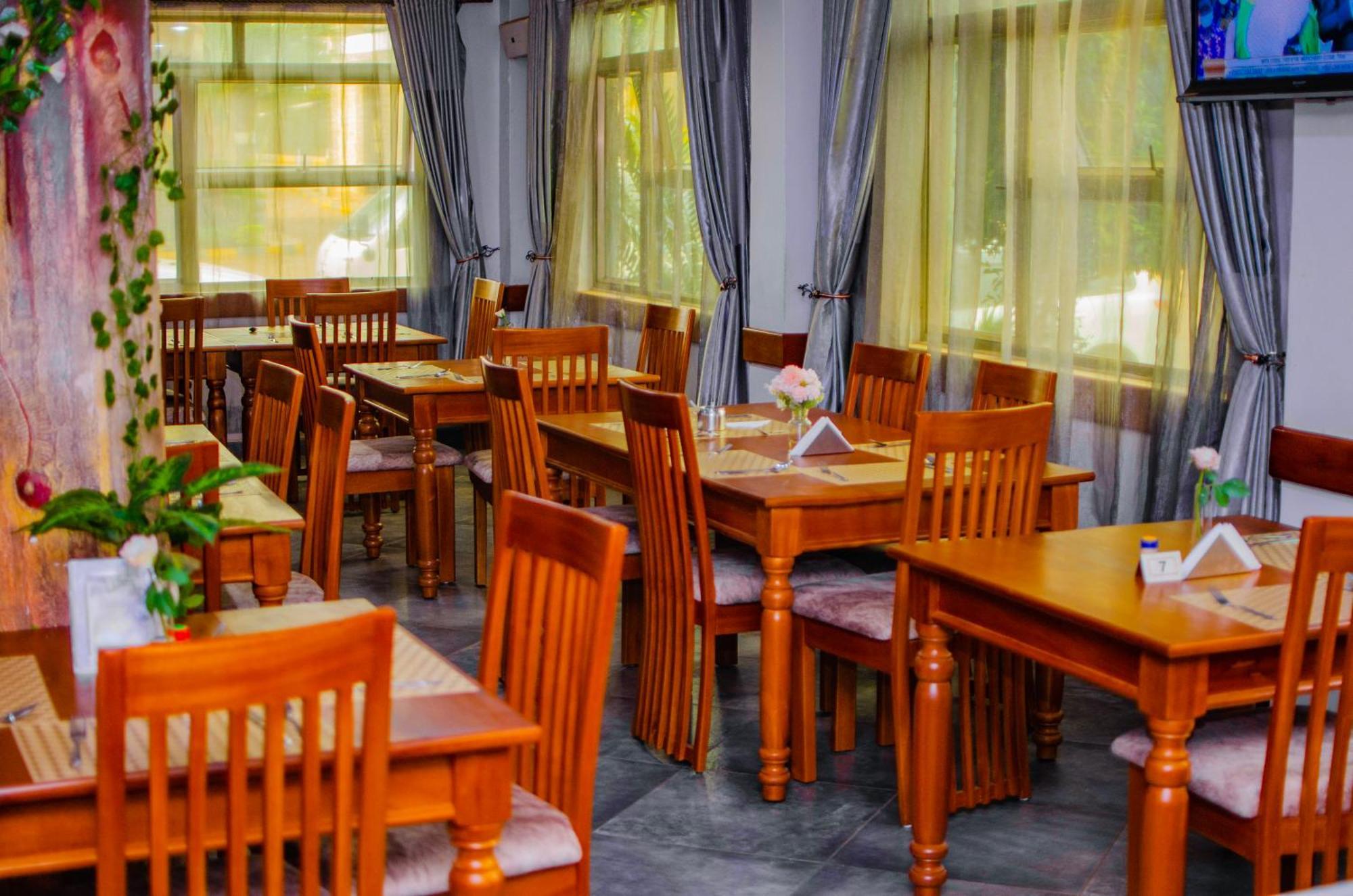La Grande Hotel Kampala Dış mekan fotoğraf