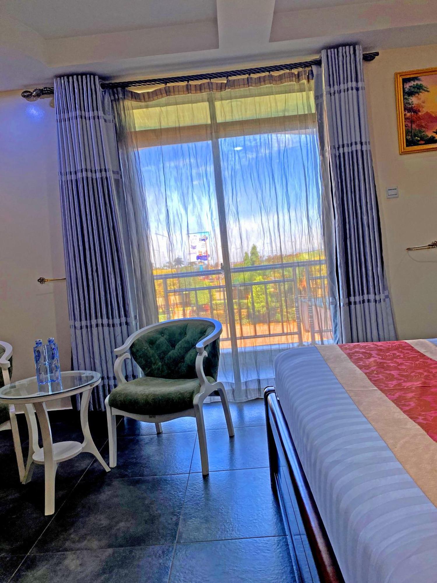 La Grande Hotel Kampala Dış mekan fotoğraf